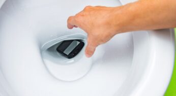 Cellulare nel WC: per assurdo può ancora funzionare. Ma solo se fai questo