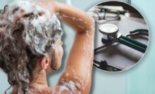 Ragazza di spalle che si lava i capelli
